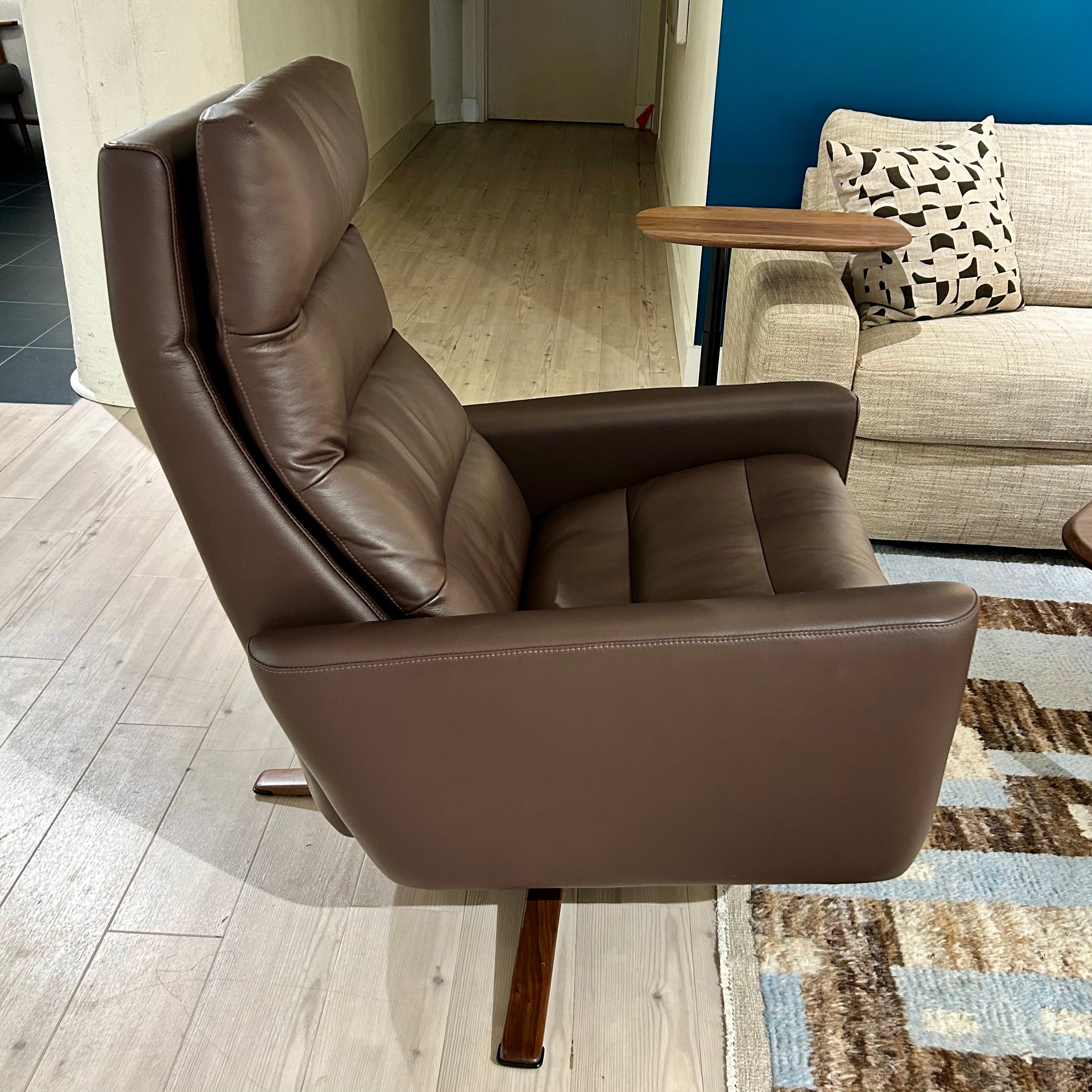 Cirrus Comfort Air Recliner - Floor Model